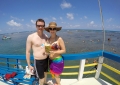 O casal gaúcho Douglas e Fabiane (Santa Maria) no passeio de barco da Marina Badauê, na praia de Pirangi.