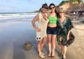 As capixabas Ledes e Helena com a mineira Lorena(centro). Mãe e avó com a neta na praia de Cotovelo, litoral Sul de Natal. As três moram em Belo Horizonte e curtem o feriadão em Natal. 13-10-2018