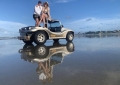 O Casal Giullia e Guilherme Sarabando, de Santos, SP, no passeio de buggy no litoral Norte da Marazul.  