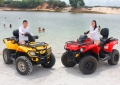 O casal em lua de mel Renato e Annanda, de Recife, no passeio de quadriciclo da Terra Molhada, na lagoa de Alcaçuz.