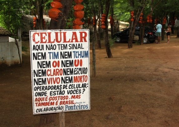 Antes, a situação dos celulares em São Miguel do Gostoso era esta; agora, melhorou, mas a OI continua UI.