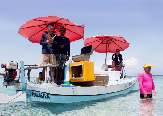 A jaganda de nativos oferece petiscos como espetinhos de lagosta, camarão, carne e queijos para os turistas, além de bebidas.